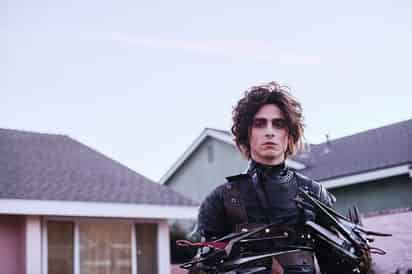 El comercial inspirado en la cinta Hombre manos de tijera, que es dirigido por David Shane, fue supervisado por el mismo Tim Burton, creador de la cinta que se convirtió en todo un clásico desde hace más de 30 años y que ahora Timothée Chalamet, retoma al personaje. (ESPECIAL)