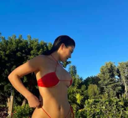 Aunque parezca que el verano aún está muy lejano, las celebridades ya impusieron una extraña moda con los trajes de baño. (Instagram) 