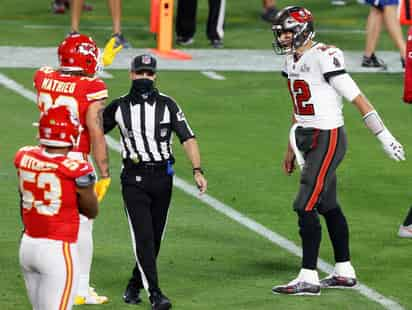 Tom Brady (d) y el defensivo de los Jefes, Tyrann Mathieu, tuvieron varios enfrentamientos verbales durante el Super Bowl 55. (EFE)