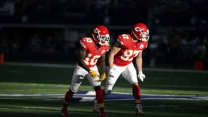 Tyreek Hill (i) y Travis Kelce, dos de las principales armas a la ofensiva de Patrick Mahomes, tienen contrato con el equipo. (AP)