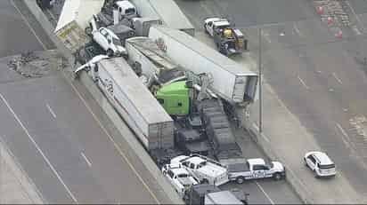 Entre 75 y 100 vehículos se vieron afectados en el choque masivo que se presentó en Fort Worth, Texas, este jueves (ESPECIAL)