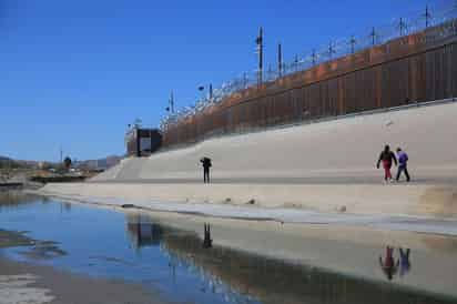 Los migrantes varados desde hace meses en la mexicana Matamoros debido al protocolo del expresidente de Estados Unidos Donald Trump recuperaron este viernes sus ilusiones y sueños tras el anuncio de Joe Biden de reabrir sus casos de asilo. (ARCHIVO)