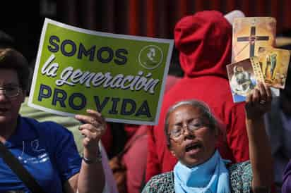 A puerta cerrada, el Congreso de Aguascalientes aprobó este viernes la denominada 'Ley Provida' que consagra a nivel constitucional el derecho a la vida, desde la concepción hasta la muerte natural, mientras grupos de feministas protestaron afuera del recinto legislativo por 'la criminalización del aborto'. (ARCHIVO)