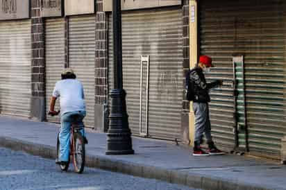 La generación de empleo en 2021 enfrenta diversos retos, principalmente porque la pandemia produce cierres y disminución de ritmo de actividades, mientras crece la informalidad. (ARCHIVO)