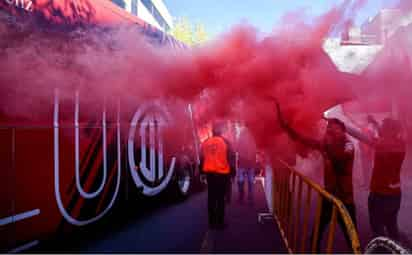 Un puñado de aficionados del Toluca asistió a las inmediaciones del estadio Nemesio Diez para recibir a los Diablos Rojos y celebrar, en lo que cabe, el aniversario 104 del club. Están ilusionados para algo grande. (El Universal) 