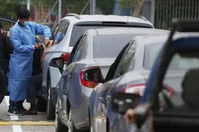Vacunarse contra la COVID-19 sin bajar del auto es la nueva apuesta que el Gobierno chileno desplegó esta semana en la capital y que este martes servirá para inocular a centenares de personas, una estrategia logística más que pone al país suramericano a la cabeza en la vacunación en América Latina. (EFE)