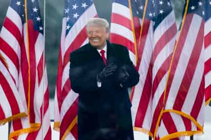 La mayor organización de derechos civiles de la población negra en EUA demandó este martes al expresidente Donald Trump, a su abogado Rudy Giuliani y a dos grupos supremacistas blancos por su responsabilidad en el asalto al Capitolio del pasado 6 de enero. (ARCHIVO)