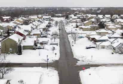 La tormenta invernal que ha causado ya varios muertos y ha dejado a millones sin electricidad en Estados Unidos avanza este martes desde el centro y sur del país al noreste, con lo que puede afectar a unos 200 millones de personas. (ARCHIVO) 
