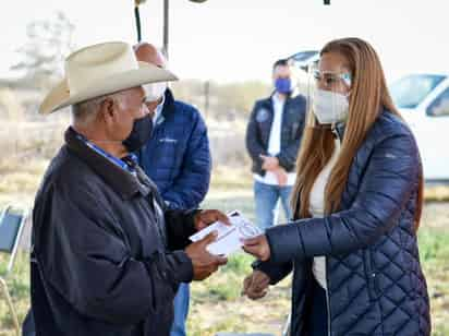 La alcaldesa Marina Vitela acudió a la parcela de Juan Vargas, productor del ejido Arcinas y miembro de la Asociación de usuarios del Módulo de Riego Número 10 Masitas.
(EL SIGLO DE TORREÓN)