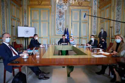 Los mandatarios de Francia y cinco naciones de África Occidental acordaron el martes intensificar la lucha contra los extremistas islámicos en la zona del Sahel. Luego de una cumbre de dos días, convinieron mantener una fuerte presencia militar francesa en la zona, el despliegue de un nuevo batallón chadiano y la construcción gradual de un grupo de trabajo europeo. (ESPECIAL)