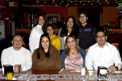 Raúl Fraire, Daniela Fierro, Adriana Fierro, Francisco Cabral, Sofía Cabral, Camila Fraire y Renata Cabral. (EL SIGLO DE TORREÓN / Jesús Galindo López)