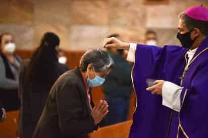  El rito fue diferente y no hubo multitudes de personas. Monseñor, primero se dirigió a todos los asistentes, diciendo para todos: 'Conviértete y cree en el evangelio'. (EL SIGLO DE TORREÓN)