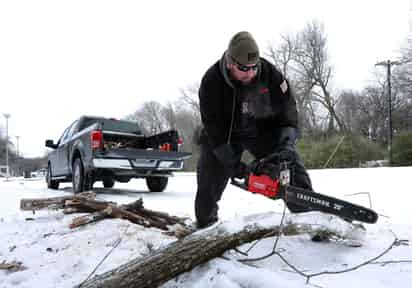 Unos 100 millones de personas continúan afectadas este miércoles por una tormenta invernal que dejó al menos 26 muertos, forzó la cancelación de casi 4,000 vuelos comerciales y causó vastos cortes en el suministro de energía eléctrica. (ARCHIVO)
