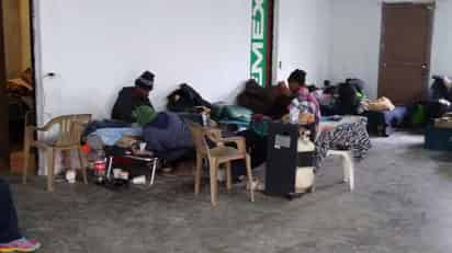 Un grupo conformado por 44 personas, originarios de Honduras, permanecen desde el domingo pasado en el refugio temporal en el Club Social “Potros” que instaló la coordinación regional del Protección Civil del Estado de Coahuila; en la delegación Venustiano Carranza del municipio de Nava. (RENÉ ARELLANO)