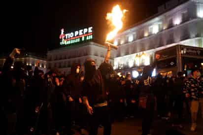 Catorce personas fueron detenidas en protestas violentas en varias ciudades españolas tras la detención del rapero Pablo Hasél. (EFE)