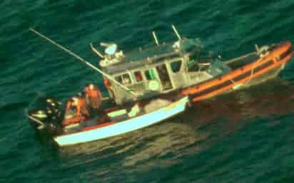 Cuatro pescadores varados en inmediaciones de Isla Cerralvo, Baja California Sur, luego de que fallaran los motores de la embarcación menor en que viajaban, fueron rescatados por la Secretaría de Marina (Semar).
(ESPECIAL)