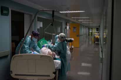 La incidencia de la COVID-19 en España sigue bajando y hoy registró 294.7 casos por cada 100,000 habitantes, cifra similar a la de principios de enero, mientras los fallecimientos continúan también disminuyendo, con 397 muertes en las últimas 24 horas, más de un centenar menos que hace una semana, de acuerdo a los últimos datos oficiales. (ARCHIVO) 