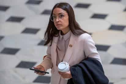 La congresista demócrata estadounidense Alexandria Ocasio-Cortez se mostró este viernes a favor de limitar los poderes de emergencia del gobernador de Nueva York, Andrew Cuomo, y pidió una 'investigación completa' sobre las muertes en los geriátricos de Nueva York durante la pandemia, una cuestión que ha puesto al también demócrata Cuomo entre la espada y la pared. (ESPECIAL)