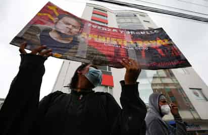Las protestas y disturbios callejeros desatados en España por el encarcelamiento del polémico rapero Pablo Hasél han provocado un nuevo episodio de tensión en el Gobierno de coalición en España, después de que la formación izquierdista Podemos, socio minoritario del Ejecutivo, haya evitado condenar la violencia provocada por los manifestantes, que han causado importantes destrozos en ciudades como Barcelona y Madrid. (ARCHIVO)