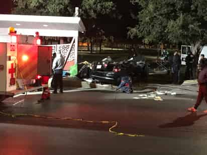 El auto circulaba sobre los carriles centrales cuando el chofer perdió el control del volante y chocó con la parada del Metrobús. (EL SIGLO DE TORREÓN)