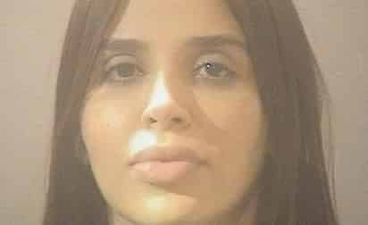 Por medio de redes sociales ha comenzado a circular la fotografía de Emma Coronel detenida, misma que se presume fue difundida por el Departamento de Policía de Alexandria, en Virginia (ESPECIAL) 