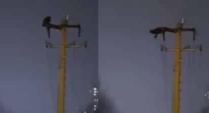 El sujeto fue captado en video ejercitándose en lo alto del poste (CAPTURA) 