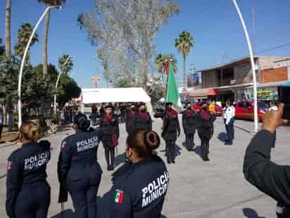 Ante la presencia de los integrantes del Cabildo, de manera inicial se llevó a cabo el izamiento de la nueva bandera. (EL SIGLO DE TORREÓN) 