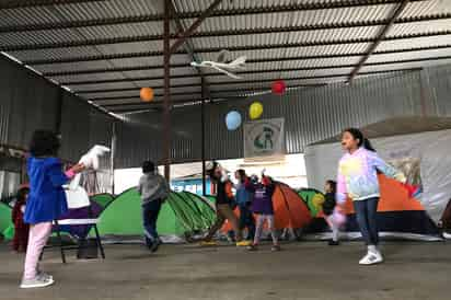 Tijuana, Matamoros y desde este viernes, Ciudad Juárez, son los tres puntos fronterizos mexicanos desde donde están ya cruzando migrantes hacia Estados Unidos para que una corte de inmigración revise sus casos de asilo. (ARCHIVO)