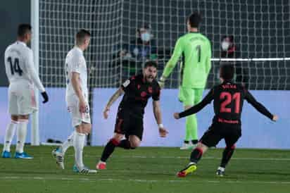 Real Madrid igualó en casa 1-1 con Real Sociedad y permaneció en tercer lugar de la liga española. (AP)