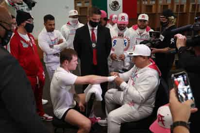 Eddy Reynoso coloca los vendajes en las manos a Saúl 'Canelo' Álvarez, previo a la pelea del sábado ante Avni Yildirim. (EFE)