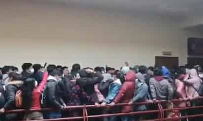 Al menos cinco estudiantes murieron y tres resultaron heridos este martes al caer desde un cuarto piso luego de que una baranda se rompió en la Universidad Pública de El Alto (UPEA) en Bolivia. (ESPECIAL) 