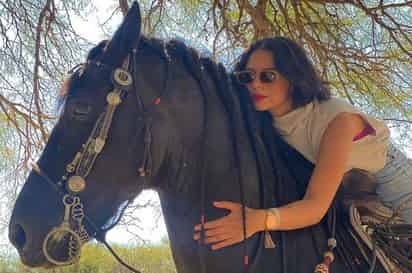 La cantante Ángela Aguilar sorprendió a sus seguidores en redes sociales luego de mostrar su rutina de ejercicios mientras cabalga montada en un caballo.  (ESPECIAL) 