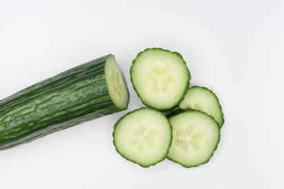 Los pepinos van bien con una ensalada, en los sándwiches o incluso en una bebida, solo o acompañado por alguna otra fruta o verdura, ya que agregar este alimento a la dieta cotidiana no resulta difícil; pero además hacerlo podría traer numerosos beneficios a la salud, la piel e incluso ayudar a la pérdida de peso. (Especial)