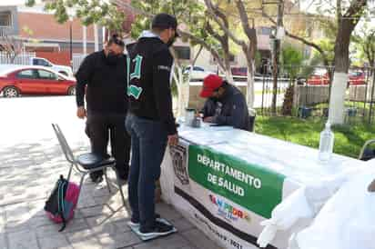 Previo a la conmemoración del Día Mundial Contra la Obesidad, el Departamento de Salud Municipal instaló un stand en la plaza principal de la ciudad, con el propósito de informar a los ciudadanos las medidas de prevención para evitar enfermedades y muertes, ya que la obesidad ha crecido durantet la pandemia. (EL SIGLO DE TORREÓN)