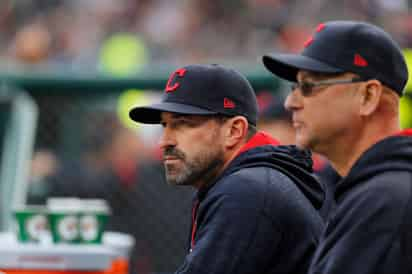 Mickey Callaway, entonces coach de pitcheo de Cleveland, y Terry Francona (d), durante un juego de 2017. (AP)