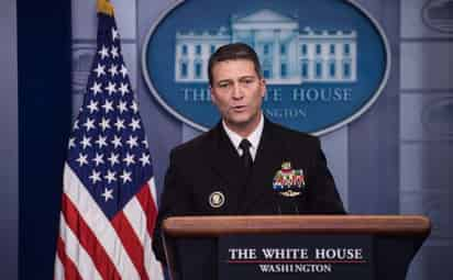 El legislador y exmédico de la Casa Blanca Ronny Jackson, que atendió a los expresidentes Barack Obama y Donald Trump, se insinuó a una de sus subordinadas e hizo comentarios sexuales sobre sus trabajadoras, consumió alcohol e intimidó a su equipo mientras estuvo en el puesto, según un informe de la Oficina del Inspector General del Pentágono, publicado este miércoles. (ESPECIAL) 