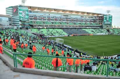 Se planteó que los aficionados puedan regresar al estadio Corona bajo estrictos protocolos de salud y mediante la sana distancia. (ARCHIVO)