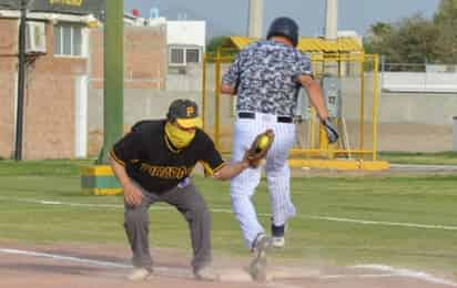 Los peloteros se mostraron muy contentos por regresar al diamante, luego de una larga pausa cercana a un año sin jugar. (ESPECIAL)