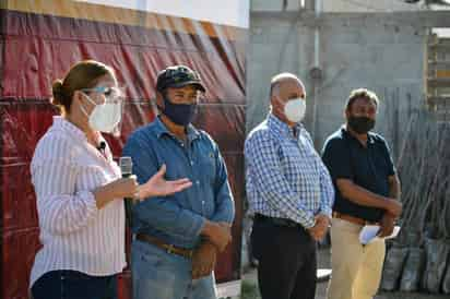 La alcaldesa de Gómez Palacio, asistió a la entrega de composta, y tomó parte en la plantación del primer nogal de reposición.