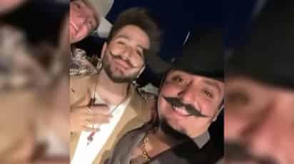 El cantante colombiano Camilo, conocido por sus éxitos Ropa cara y Vida de rico, estuvo en Coahuila grabando el video Tuyo y mío, rola que viene en el nuevo disco del artista y que interpreta junto a los laguneros Los Dos Carnales. (ESPECIAL)