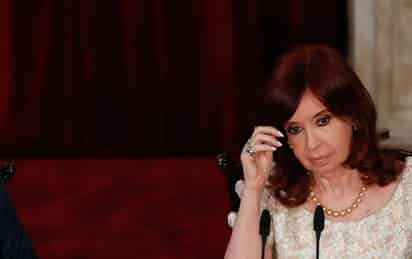 La vicepresidenta argentina, Cristina Fernández, que fue jefa de Estado entre 2007 y 2015, responsabilizó este jueves a la Justicia, al comparecer en una de las causas en las que está procesada, de haber contribuido a la crisis que sufre el país y de seguir encabezando una persecución contra ella. (ARCHIVO) 