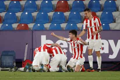 'Los Leones de San Mamés' festejaron su boleto hacia el partido por el título en el torneo de Su Majestad, donde se medirán al Barcelona de Lio Messi el próximo 17 de abril en el estadio de La Cartuja, en Sevilla. (EFE)