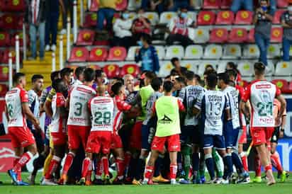 El partido contó con la asistencia de poco menos de 5 mil aficionados que presenciaron los empujones entre futbolistas al final del encuentro. (ESPECIAL)