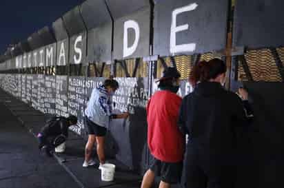 En pintura blanca destaca la frase: 'víctimas de feminicidio' en las vallas metálicas que protegen el Palacio Nacional. (AGENCIA REFORMA)