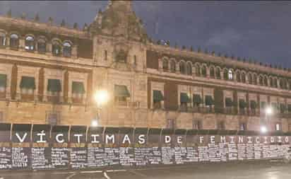 Tal vez bloquee el paso, pero no el reclamo ni la protesta. Colectivas feministas y madres de mujeres asesinadas y víctimas de la violencia en el país llegaron anoche a esa barrera impenetrable instalada el viernes en Palacio Nacional y transformaron ese “muro de paz” del gobierno federal en un memorial para exigir justicia. (Palacio Nacional) 