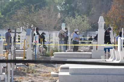 Fue en punto de las 06:30 horas que los colectivos de familias de personas desaparecidas comenzaron a llegar al cementerio, acompañadas de fotografías de sus seres queridos y playeras con mensajes alusivos a la necesidad de justicia, emitieron una declaración ante los medios de comunicación.
(FERNANDO COMPEÁN)