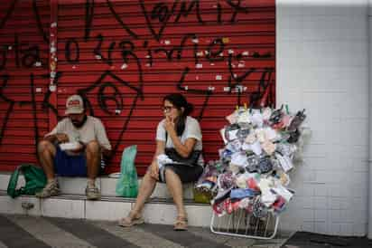 Los especialistas del Coneval identificaron en el mercado de trabajo dos aspectos en los que no se observan brechas significativas entre hombres y mujeres; no obstante, expresan la precariedad laboral que permea a la población trabajadora: la falta de contratación formal y la falta de Seguridad Social. (ARCHIVO) 