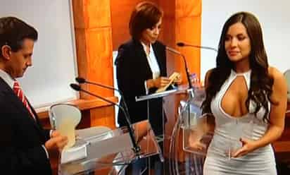 López Obrador recordó cuando en el debate presidencial de 2012, con Enrique Peña Nieto, Gabriel Quadri y Josefina Vázquez Mota, lo quisieron distraer con la modelo Julia Orayen. (ESPECIAL)
