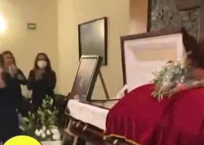 Entre aplausos, porras y el tema musical 'Payasito de la tele', fue como se despidió esta mañana a Ricardo González 'Cepillín', durante la misa de cuerpo presente que se realizó en la funeraria donde es velado desde el día de ayer lunes. (Especial) 