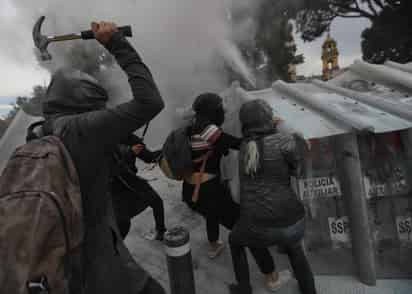 La Fiscalía General de Justicia de Ciudad de México investiga a cuatro hombres que participaron en las manifestaciones del 8 de marzo, Día Internacional de la Mujer, y que incurrieron presuntamente en agresiones a policías y civiles, informaron este martes en conferencia de prensa virtual. (ARCHIVO)